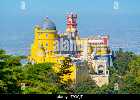 Anzeigen der Türmen, Türmchen und Terrassen von Pena National Palast (Palacio Nacional da Pena). Sintra, Portugal Stockfoto