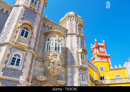 Blick auf die historische Architektur der Pena National Palast (Palacio Nacional da Pena). Sintra, Portugal Stockfoto