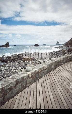 Holzsteg vom Roque de las Bodegas Strand, retro Farbe Tonen angewendet, Teneriffa, Spanien. Stockfoto