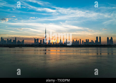 Morgen oder Sonnenaufgang, Dämmerung in Dubai. Schöne farbige wolkiger Himmel über der Innenstadt von Dubai. Lichtschein über Wolkenkratzer. Stockfoto