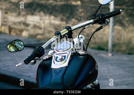 Reims Champagne Frankreich Mai 15, 2019 Nahaufnahme einer Harley Davidson Motorrad in den Straßen von Reims am Nachmittag geparkt Stockfoto