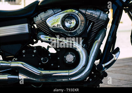 Reims Champagne Frankreich Mai 15, 2019 Nahaufnahme einer Harley Davidson Motorrad in den Straßen von Reims am Nachmittag geparkt Stockfoto