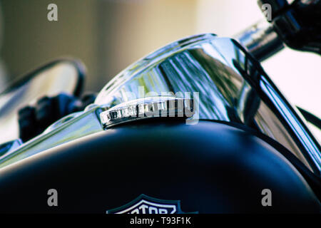 Reims Champagne Frankreich Mai 15, 2019 Nahaufnahme einer Harley Davidson Motorrad in den Straßen von Reims am Nachmittag geparkt Stockfoto