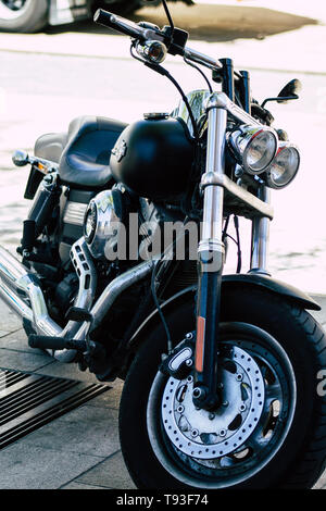 Reims Champagne Frankreich Mai 15, 2019 Nahaufnahme einer Harley Davidson Motorrad in den Straßen von Reims am Nachmittag geparkt Stockfoto