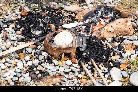 Dinosaurier Eier im Nest auf Kohlen Stockfoto