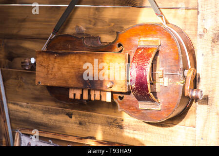 Mittelalterliche Musikinstrumente hängend an einer Holzwand Stockfoto