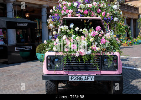 LONDON, GROSSBRITANNIEN, 15. MAI 2019: Covent Garden feiert sein Erbe als in London original Blumenmarkt mit ausgefeilten floralen Installationen Stockfoto