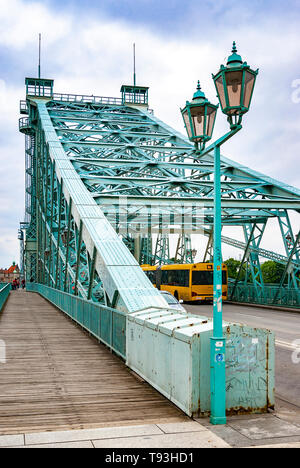 Verkehrssituation auf der historischen Brücke BLAUES WUNDER im Stadtteil Loschwitz, Dresden, Sachsen, Deutschland, Europa. Stockfoto
