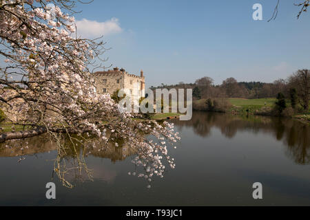 Blüte und Wassergraben Schloss Leeds England kent Maidstone Stockfoto