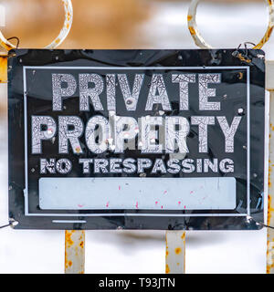 Platz in Aussicht auf ein verwittertes Schild mit der Aufschrift Privateigentum nicht betreten Stockfoto
