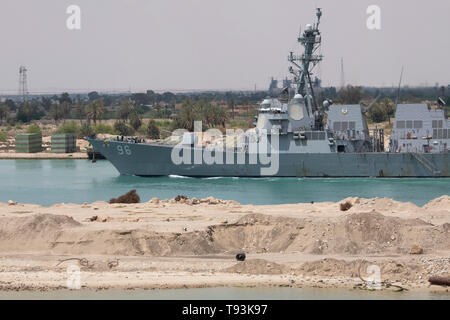 Ägypten, Suez Kanal. Mai 9, 2019 der Arleigh-Burke-Klasse geführte-missile Cruiser USS Bainbridge (DDG96) im Transit durch den Kanal. Stockfoto