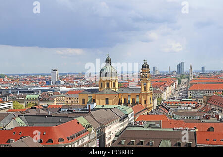 Panoramablick über München mit der gelben Kuppeln der Theatiner Kirche Stockfoto