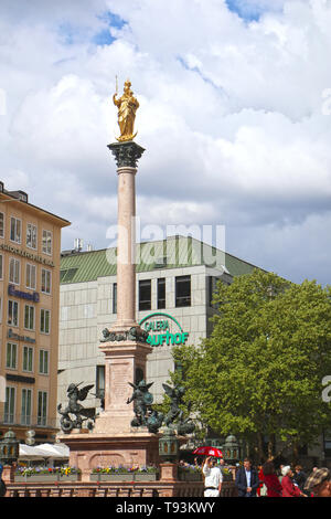 München, Deutschland - Mariensaeule, der goldene Heilige Maria Statue auf eine Spalte errichtet im Jahre 1638 am Marienplatz in München, Sehenswürdigkeiten und Treffpunkt Stockfoto