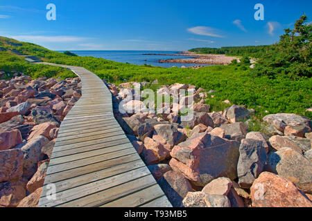 Holzsteg entlang der Green Cove Trail durch die felsige Küstenlinie entlang des Cabot Strait (Atlantik). Cabot Trail. Cape Breton Island. Cape Breton Highlands National Park Nova Scotia Kanada Stockfoto