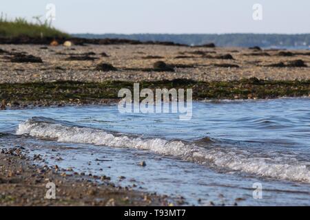 Wellen am Ufer von einem Strand in Plymouth, Massachusetts Stockfoto