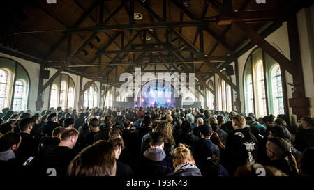 Niederlande, Tilburg - 13. April 2019. Konzertbesucher an einem der vielen Live Konzerte während der niederländischen Metal Festival Roadburn Festival 2019 in Tilburg. (Foto: Gonzales Foto - Peter Troest). Stockfoto