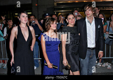 New York, USA. 22. Juni 2007. Rumer Willis, Tallulah Willis, Demi Moore, Ashton Kutcher bei der Premiere von Lebe Frei oder hart in der Radio City Music Hall sterben. Quelle: Steve Mack/Alamy Stockfoto