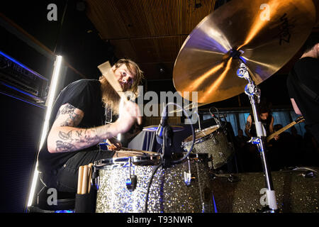 Dänemark, Kopenhagen - 15. Mai 2019. Die amerikanische Post - metal band Schüchtern, Niedrige führt ein Live Konzert im Ideal Bar in Kopenhagen. (Foto: Gonzales Foto - Peter Troest). Stockfoto