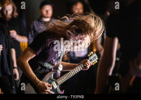 Dänemark, Kopenhagen - 15. Mai 2019. Die amerikanische Post - metal band Schüchtern, Niedrige führt ein Live Konzert im Ideal Bar in Kopenhagen. (Foto: Gonzales Foto - Peter Troest). Stockfoto