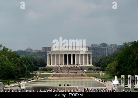 WASHINGTON DC, USA - 27. APRIL 2019 - viele Touristen in Weltkrieg-II-Denkmal und Brunnen Stockfoto