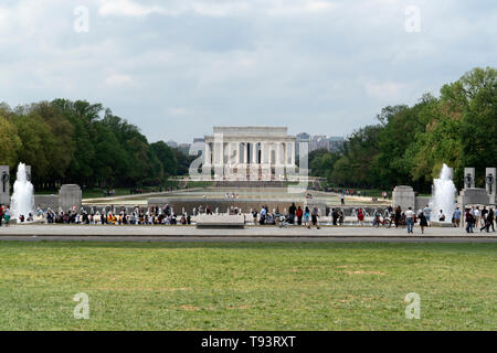 WASHINGTON DC, USA - 27. APRIL 2019 - viele Touristen in Weltkrieg-II-Denkmal und Brunnen Stockfoto