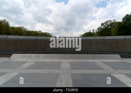 WASHINGTON DC, USA - 27. APRIL 2019 - viele Touristen in Weltkrieg-II-Denkmal und Brunnen Stockfoto