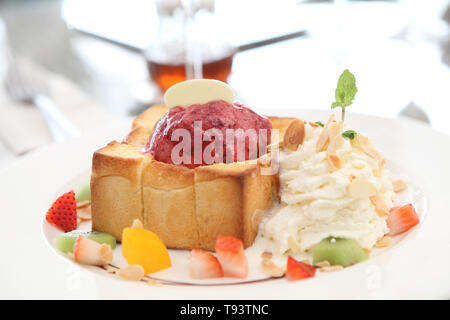 French Toast mit Eis und Obst Stockfoto