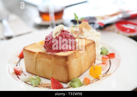 French Toast mit Eis und Obst Stockfoto