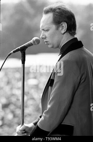 GELEEN, Niederlande - 26. Mai: englischer Sänger Joe Jackson führt live auf der Bühne bei PinkPop Festival in Geleen, Niederlande Am 26. Mai 1980. (Foto von Gijsbert Hanekroot) Stockfoto