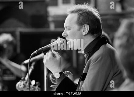 GELEEN, Niederlande - 26. Mai: englischer Sänger Joe Jackson führt live auf der Bühne bei PinkPop Festival in Geleen, Niederlande Am 26. Mai 1980. (Foto von Gijsbert Hanekroot) Stockfoto