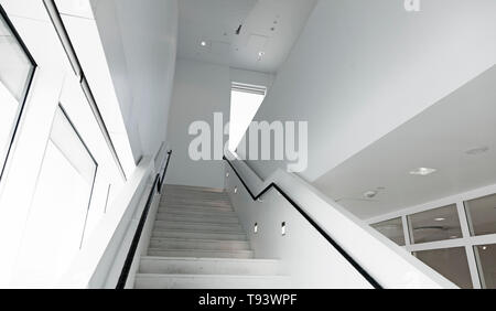 Treppen gehen nach oben in weißer Innenausstattung Stockfoto
