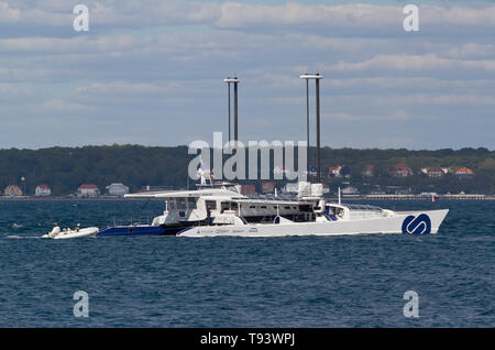 Der WIND-, Solar- und wasserstoffbetriebene ENERGIEBEOBACHTER im Sound Øresund nördlich von Elsinore auf seiner Odyssee rund um die Welt nach Kopenhagen. Stockfoto