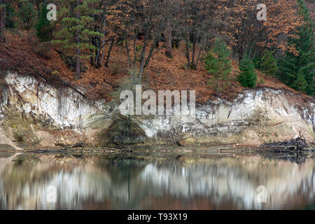 Reflexionen der weißen Klippen im Herbst im See Britton, Kalifornien, USA Stockfoto