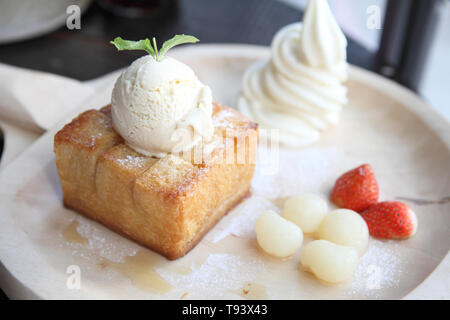 French Toast mit Eis und Obst Stockfoto