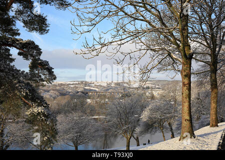 Cefn Coed Viadukt bei einem schneereichen Winter Stockfoto