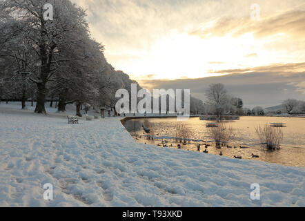 Sonnenaufgang am See in Cyfarthfa Park Stockfoto