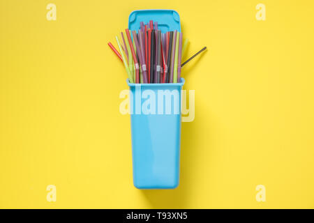 Container für getrennte Sammlung Müll mit Kunststoff Stroh. Ansicht von oben. Konzept, unseren Planeten zu retten. Stockfoto