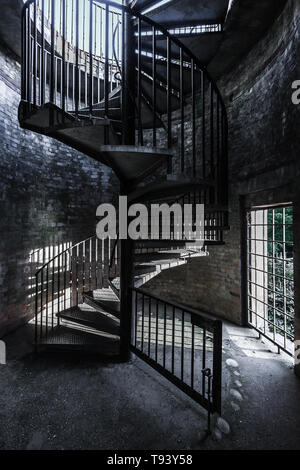 Eine Wendeltreppe aus Metall Treppe in einem geheimen Garten in Hampstead, London. Stockfoto