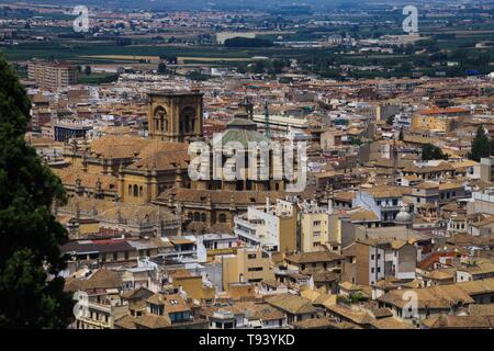 Luftaufnahme über Granada Alhambra, die mit der Kathedrale (Catedral renacentista), Andalusien, Spanien Stockfoto