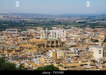 Luftaufnahme über Granada Alhambra, die mit der Kathedrale (Catedral renacentista), Andalusien, Spanien Stockfoto