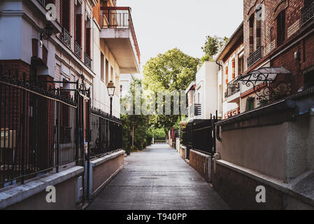 Stadtbild von einer typischen Straße in den Vororten von Paris Frankreich Stockfoto