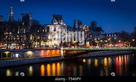 Pariser Landschaft in der Nähe von dem Hotel de Ville in Paris, mit der Seine bei Nacht Stockfoto