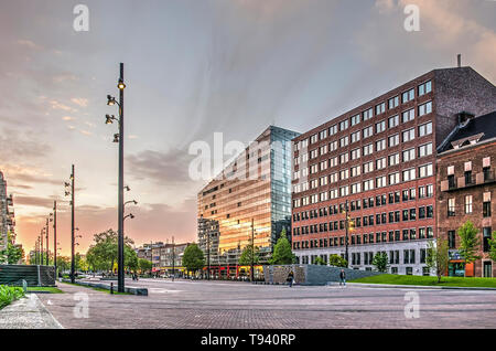 Rotterdam, Niederlande, 15. Mai 2019: Blick entlang vor Kurzem renoviert Binnenrotte Platz unter einem spektakulären Abend Himmel Stockfoto