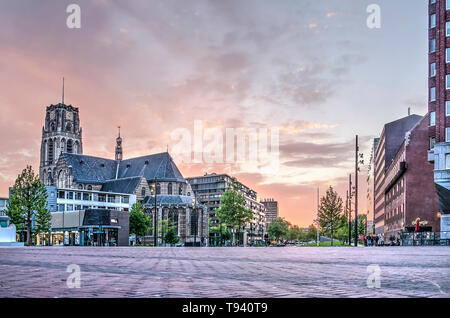 Rotterdam, Niederlande, 15. Mai 2019: Binnenrotte Marktplatz unter einen spektakulären Abend Himmel mit verschiedenen alten und neuen Gebäuden einschließlich medie Stockfoto