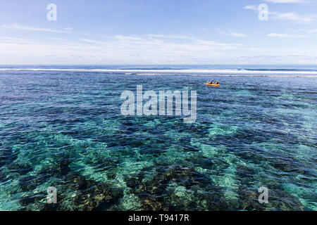 Familie tun Wassersport Kajak in klaren Pazifik Wasser im Riff auf einer tropischen Insel, Samoa, Polynesien. Stockfoto