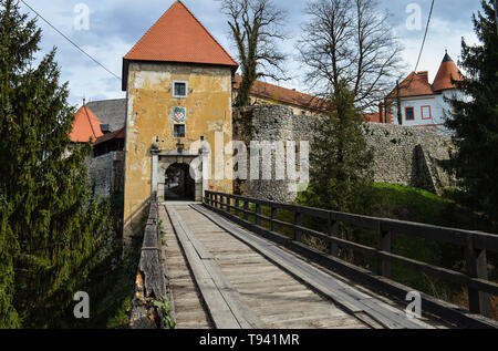 Der Eingang befindet sich in der mittelalterlichen Burg über hölzerne Brücke Stockfoto