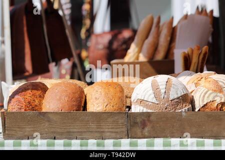 Marktstand Bäckerei mit Brote und Land und Baguette in Edinburgh. Stockfoto