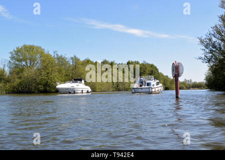 Kajütboote pass auf dem Fluss Ant am südlichen Ende von Barton Breit, Broads Nationalpark, Norfolk, Großbritannien Stockfoto