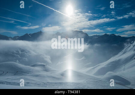 Panoramaaussicht, Snow Valley im alpinen Bereich mit Frost und Sonnenlicht sundog in Luft über Piste abgedeckt Stockfoto