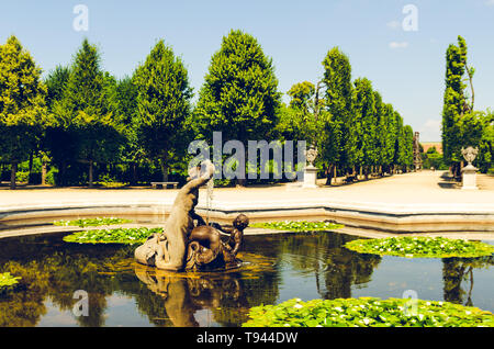 Wien, Österreich 2013-07-08 Blick auf Brunnen und grünen Parks in Schönbrunn Imperial Palace Hotel. Eine der vielen Brunnen. Bekannte touristische Destination, Stockfoto